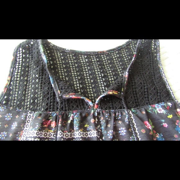 No Boundaries Flowered Design Tank Top - Picture 4 of 6